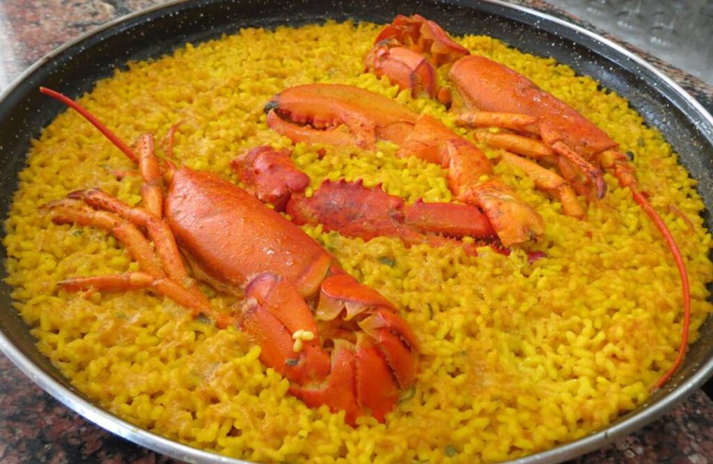 Paellas Peñíscola, paellas para llevar Peñíscola. Arroz con bogavante.