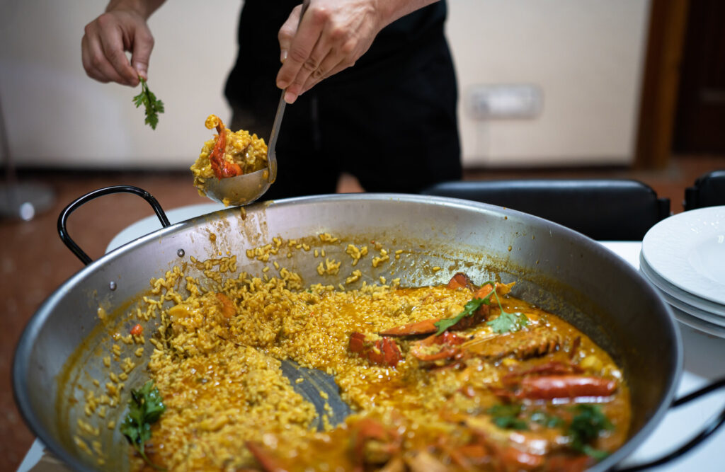 Paellas Peñíscola, paellas para llevar Vinaròs. Chef preparando paella.