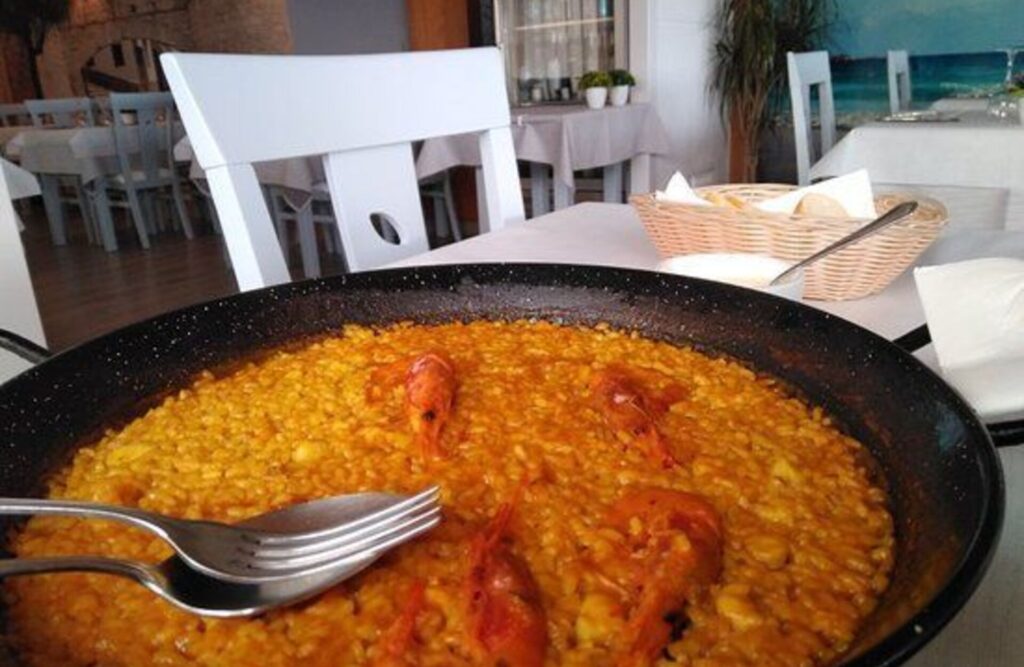 Paellas Peñíscola, restaurante experto en paellas Oropesa del Mar. Arroz meloso con gambas.