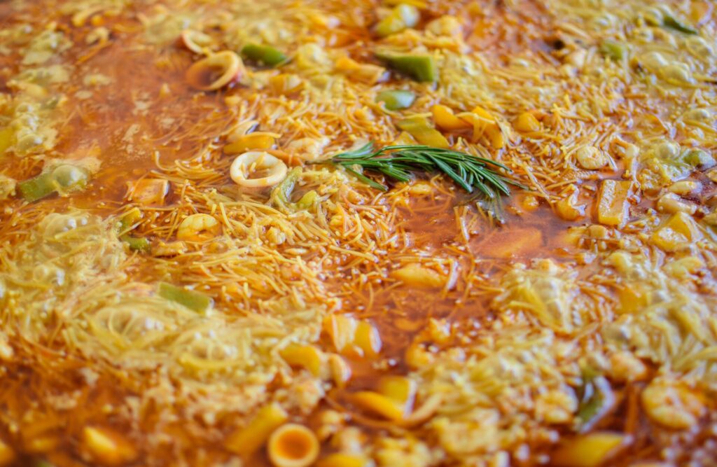 Paellas Peñíscola, restaurante experto en paellas Torreblanca. Fideuà haciendose al fuego.